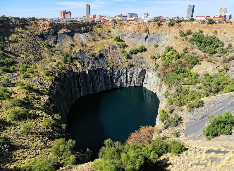 Illustration for article titled These 21 Enormous Man Made Holes Will Give You Vertigo